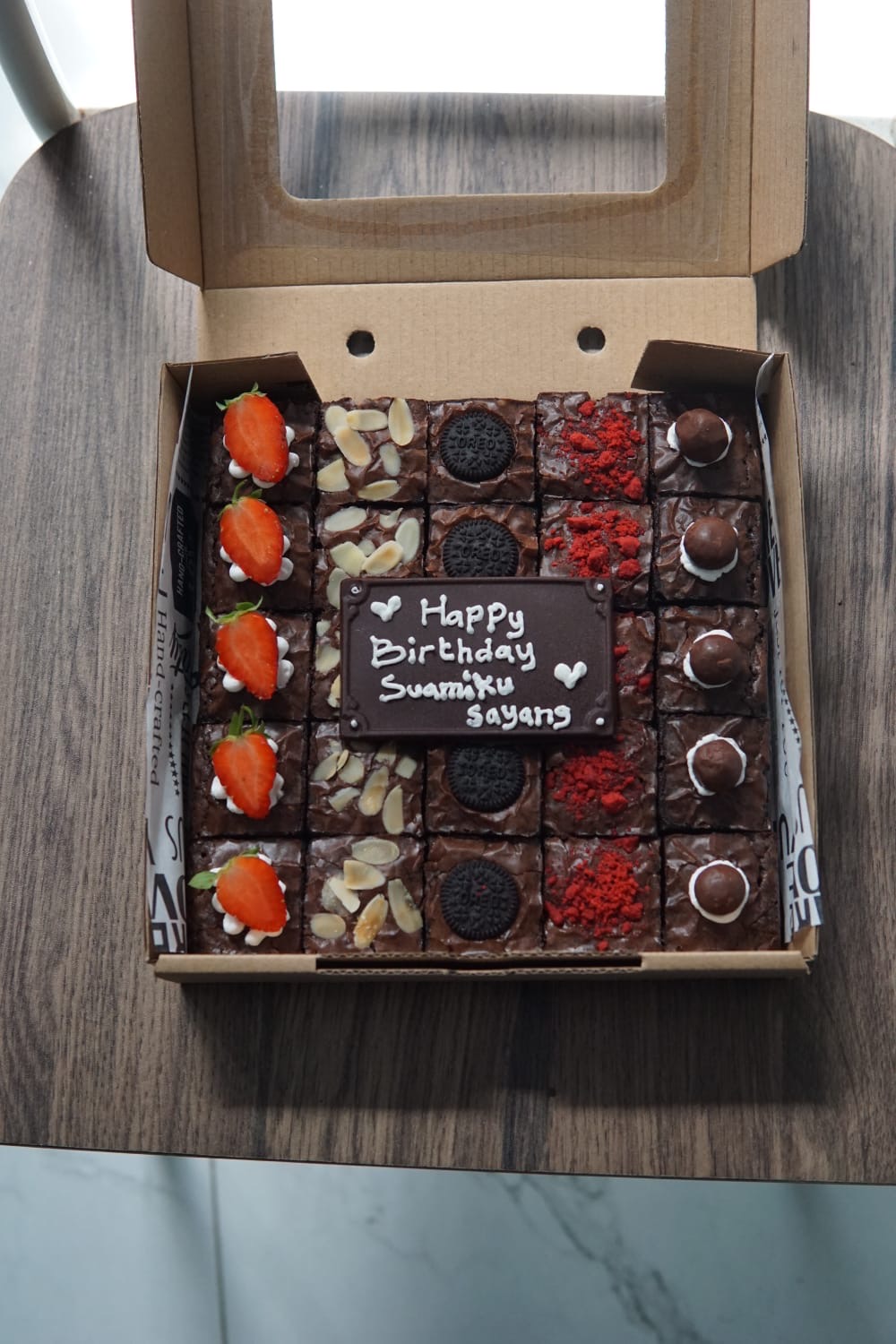 Fudgy Brownies Full Topping + Buah + Papan Tulisan